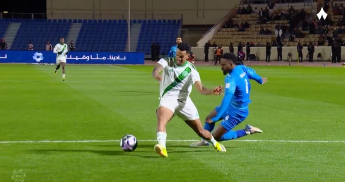 بالفيديو: لحظة طرد لاعب نيوم خليفة الدوسري أمام الأهلي