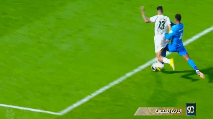 خبير تحكيمي يحسم الجدل حول ركلة الجزاء الملغاة للأهلي أمام نيوم