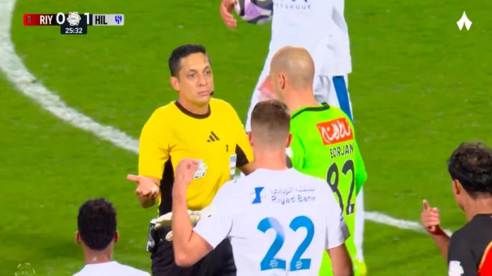 خبير تحكيمي يكشف مفاجأة بشأن هدف الهلال الأول أمام الرياض