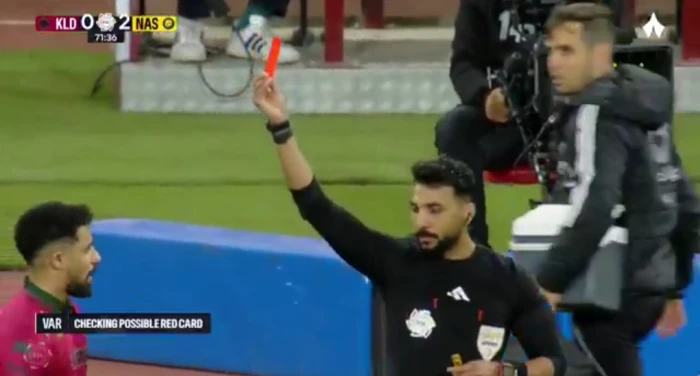 بالفيديو: لحظة طرد لاعب الخلود هتان باهبري أمام النصر