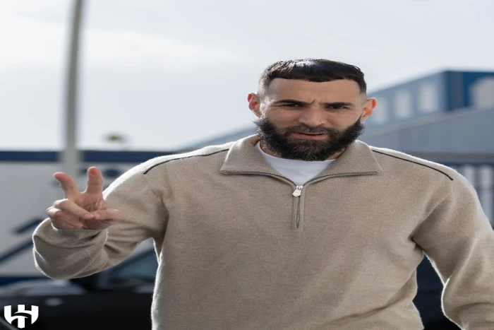 الكشف عن رقم قميص بنزيما مع الهلال «صور»