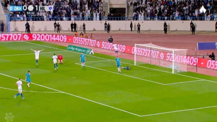 خبير تحكيمي يكشف عن خطأ فادح لحكم مباراة الهلال والأخدود