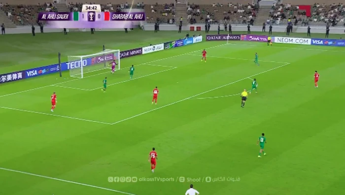 خطأ فادح.. بالفيديو.. شباب أهلي دبي يستقبل هدفًا غريبًا أمام الأهلي