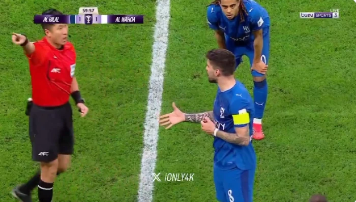 بالفيديو.. تصرف غريب من حكم مباراة الهلال والوحدة تجاه روبن نيفيز