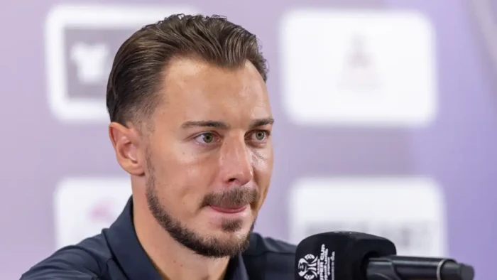 بالفيديو.. أزمة طارئة تؤخر مؤتمر يايسله مدرب الأهلي قبل مواجهة النجمة