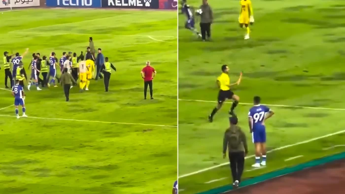 «الجمهور اقتحم الملعب لضربه».. بالفيديو.. نجاة الحكم ماجد الشمراني من كارثة