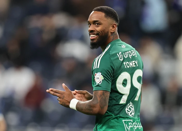 إيفان توني ساخرًا من أزمته مع لاعب ضمك: رائحة فمه كريهة! «صورة»