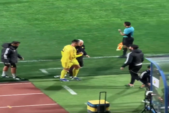 «شارة القيادة».. بالفيديو.. تصرف غريب من كريستيانو رونالدو بعد استبداله أمام الفيحاء