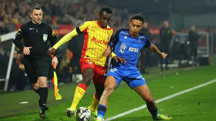 صحيفة ليكيب الفرنسية تكافئ سعود عبد الحميد «صورة»