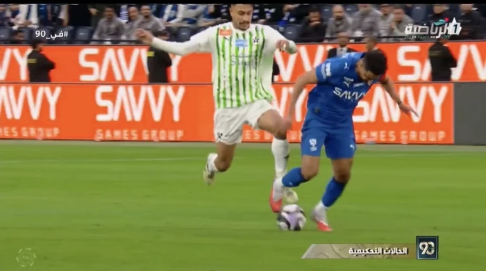 بالفيديو.. نواف شكرالله يحسم الجدل بشأن طرد لاعب النجمة ناصر الهليل أمام الهلال