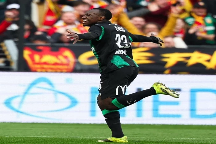 هدف من تصويبة صاروخية.. بالفيديو..  سعود عبدالحميد يكتب التاريخ مع لانس الفرنسي