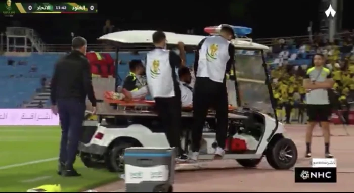 بالفيديو.. لحظة خروج دومبيا مصابًا في مواجهة الاتحاد والخلود