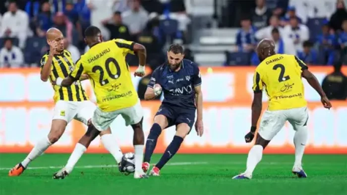 بديلاً لبنزيما.. الاتحاد ينافس برشلونة على لاعب من العيار الثقيل