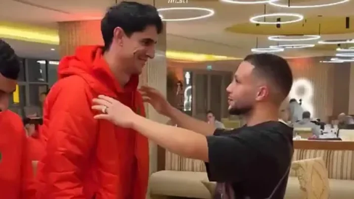 «لم يستطع حمله».. بالفيديو.. مشجع يصدم ياسين بونو بحركة مفاجئة