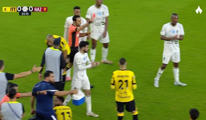 بالفيديو: لحظة طرد لاعب الاتحاد ديابي أمام الحزم