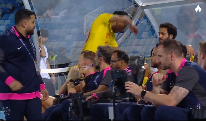 بالفيديو..لحظة غضب لاعب القادسية مصعب الجوير بعد استبداله أمام الرياض