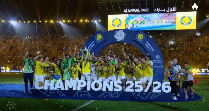 بالفيديو..لحظة تتويج النصر بلقب الدوري ورونالدو يرفع الكأس مع اللاعبين