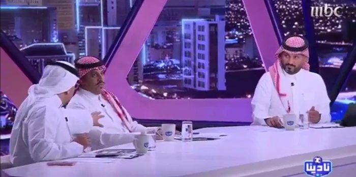 بالفيديو.. الهزاع: سلطان مندش له 8 سنوات يلعب.. بس أنت ما شفته إلا مع الهلال.. والحربي يرد: جيت بملعبي