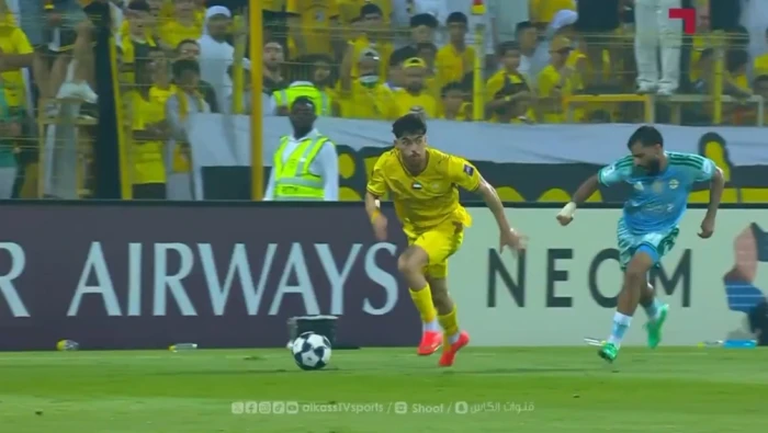 بالفيديو.. لحظة إصابة صالح أبو الشامات وخروجه من مباراة الأهلي والوصل
