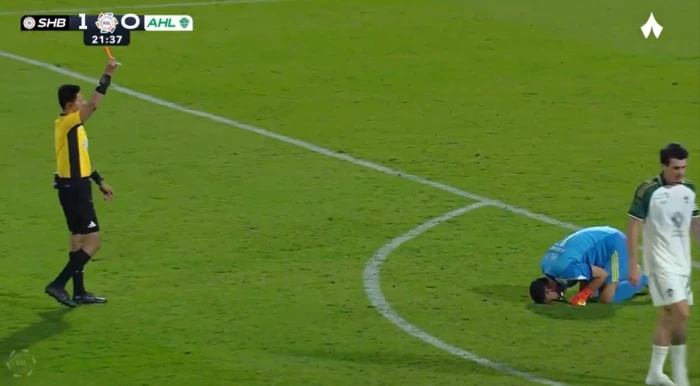 بالفيديو..لحظة طرد حارس الأهلي عبدالرحمن الصانبي أمام الشباب