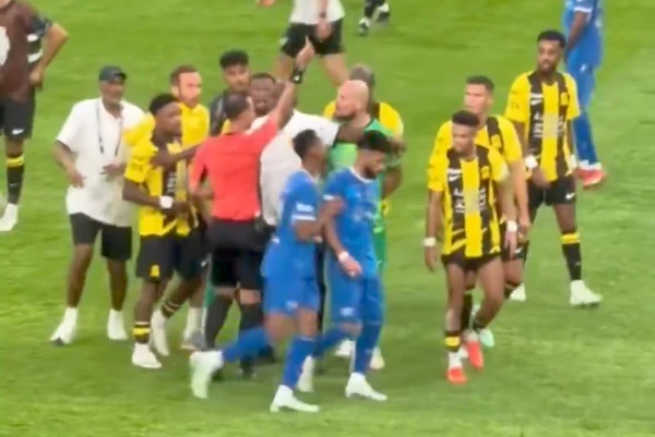 شاهد .. لحظة غضب لاعبي الاتحاد على حكم المباراة " خالد الطريس"! فيديو