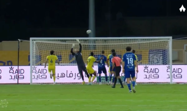 بالفيديو.. مراد باتنا يسجل هدفًا عالميًا في فوز الفتح على الحزم بالدوري